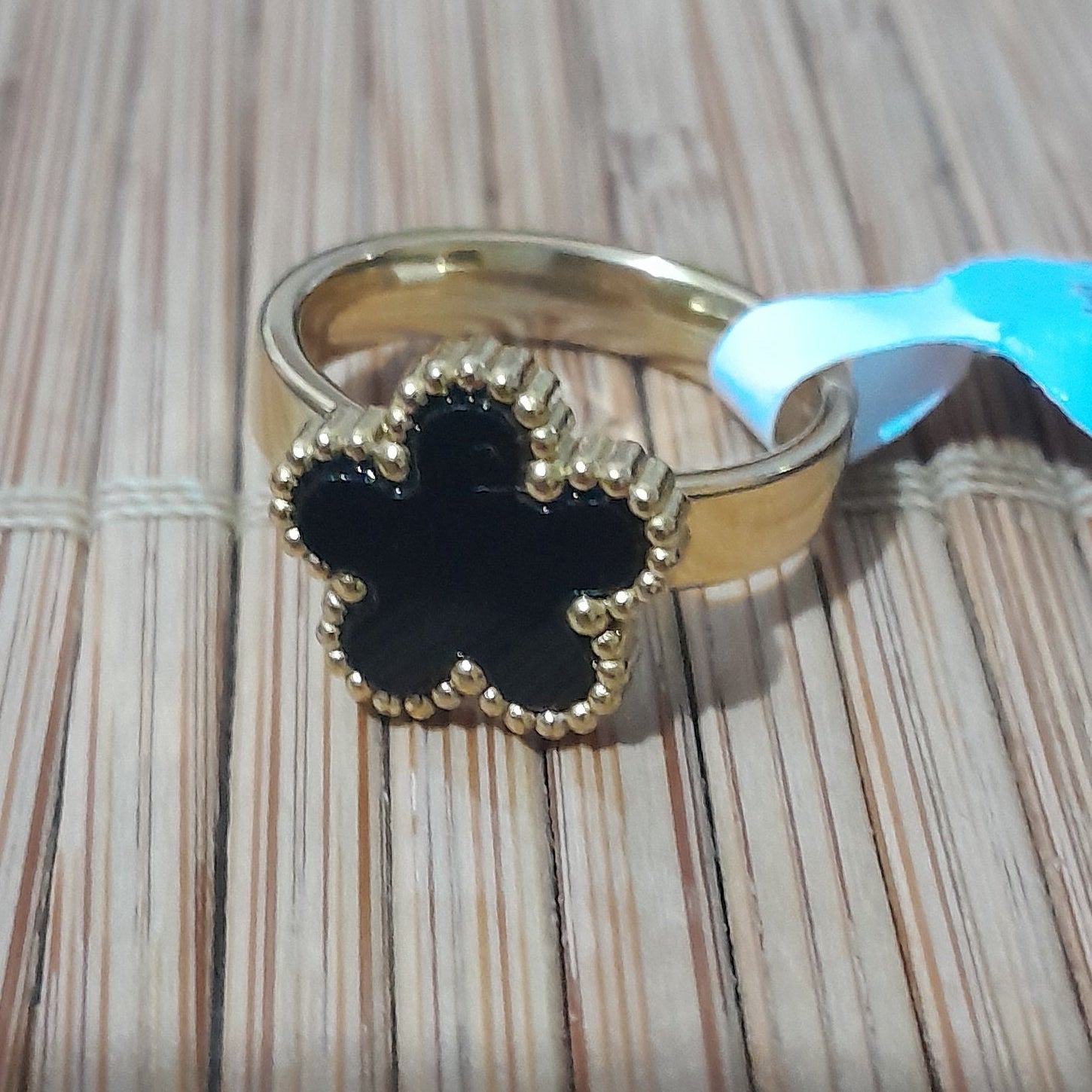 Anillo trébol negro dorado