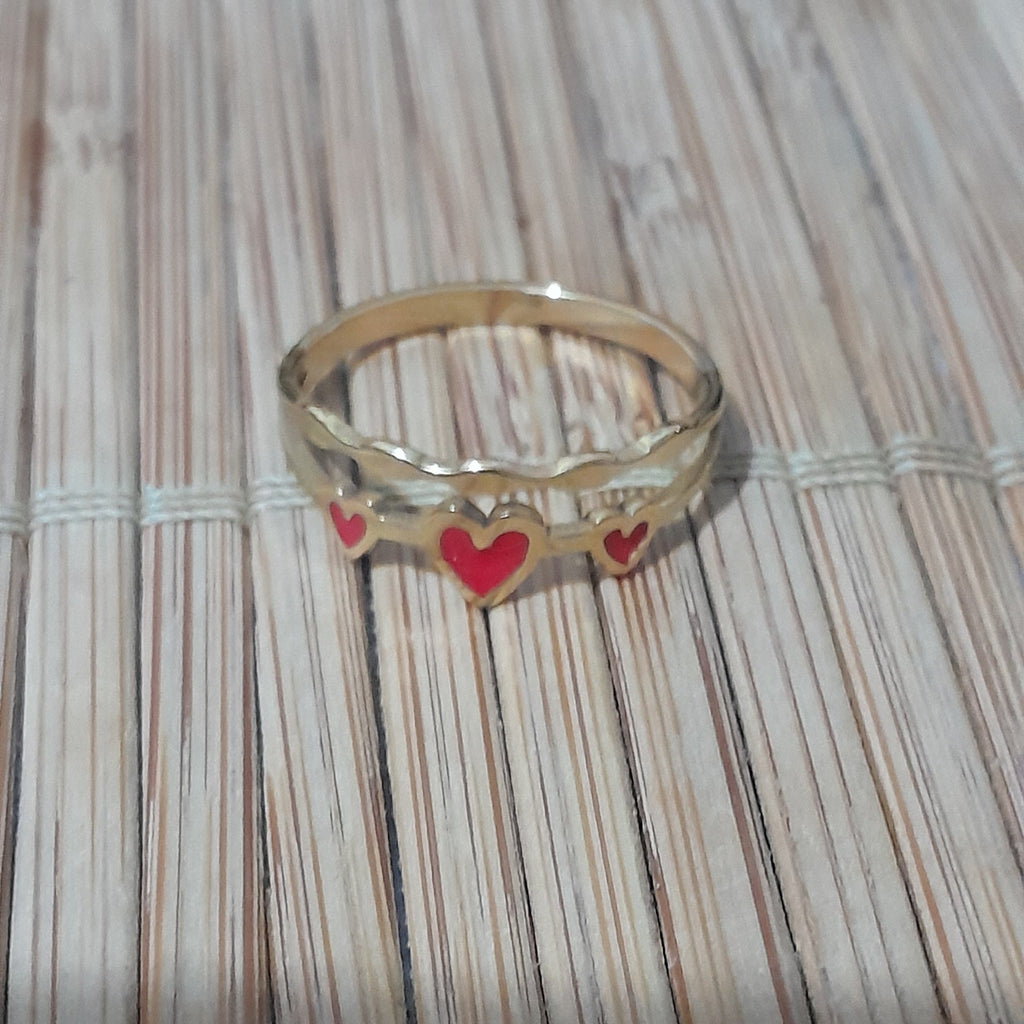 Anillo dorado con corazones rojos en esmalte