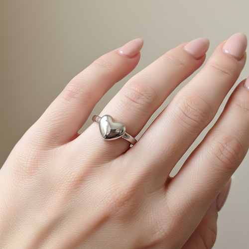 Anillo corazón en mano