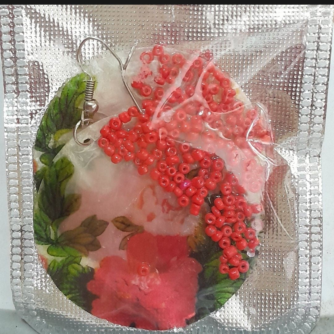 Caravanas resina floral con cuentas rojas