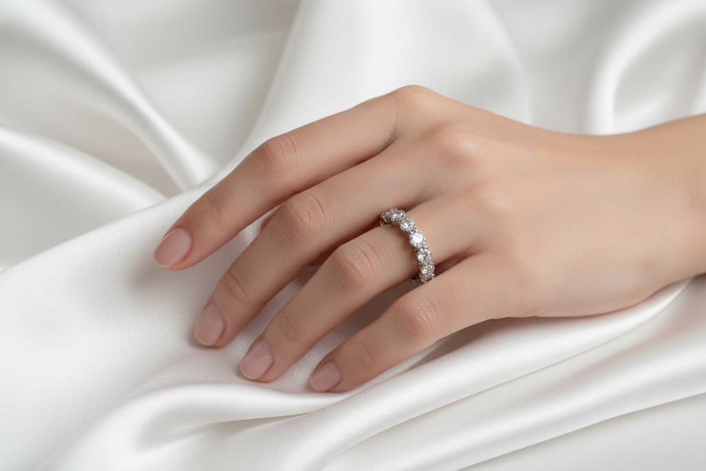 Anillo media alianza con circonitas en mano delicada