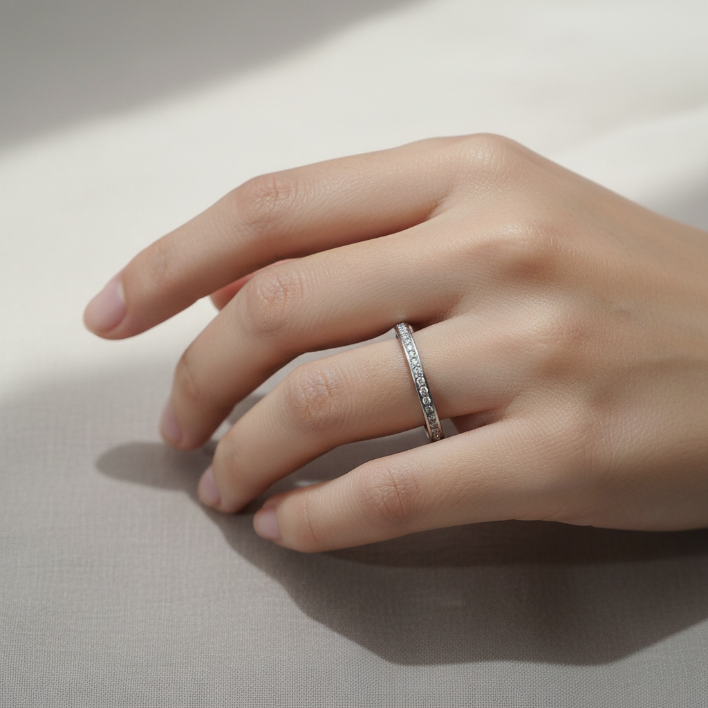 Anillo Media Alianza Plateado - en mano