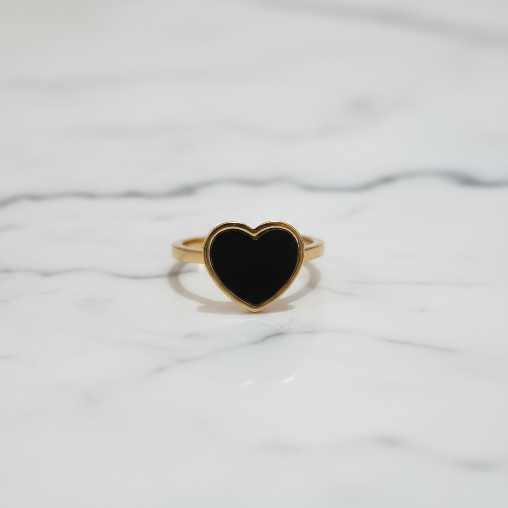 Anillo Corazón Negro Dorado - foto profesional