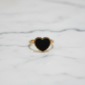 Anillo Corazón Negro Dorado - foto profesional