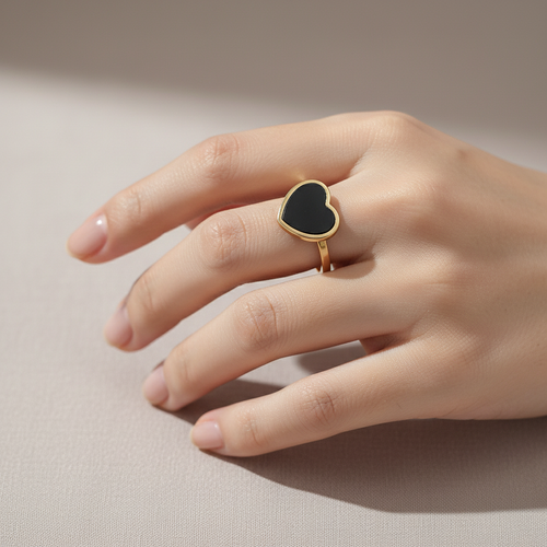 Anillo Corazón Negro Dorado - en mano