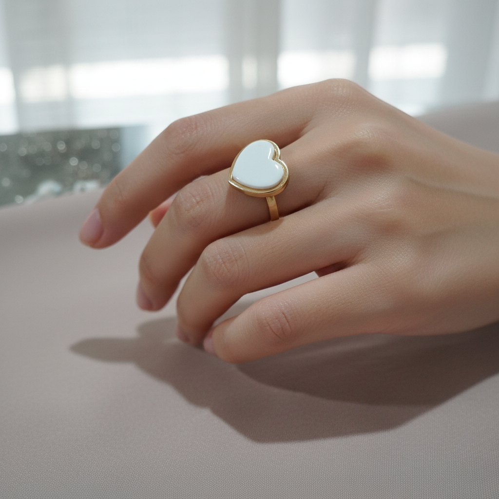 Anillo Corazón Blanco Dorado - en mano